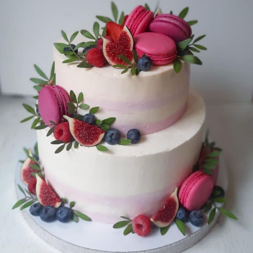 Білий торт з макарунами Белый торт с макарунами