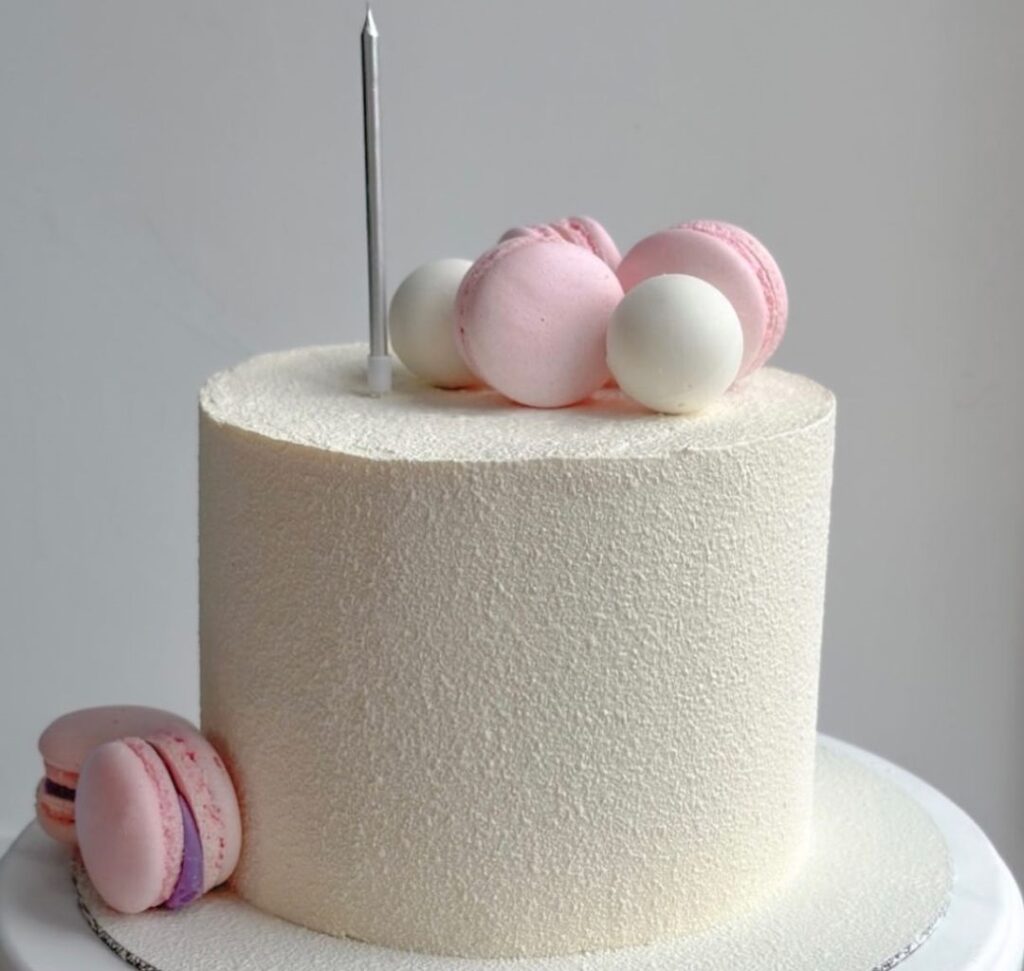 Простой торт украшенный макарунами