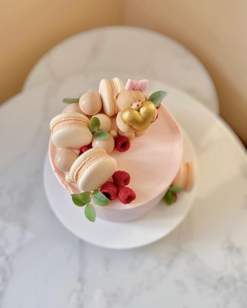 Розовый торт украшенный макарунами Розовый торт украшенный макарунами