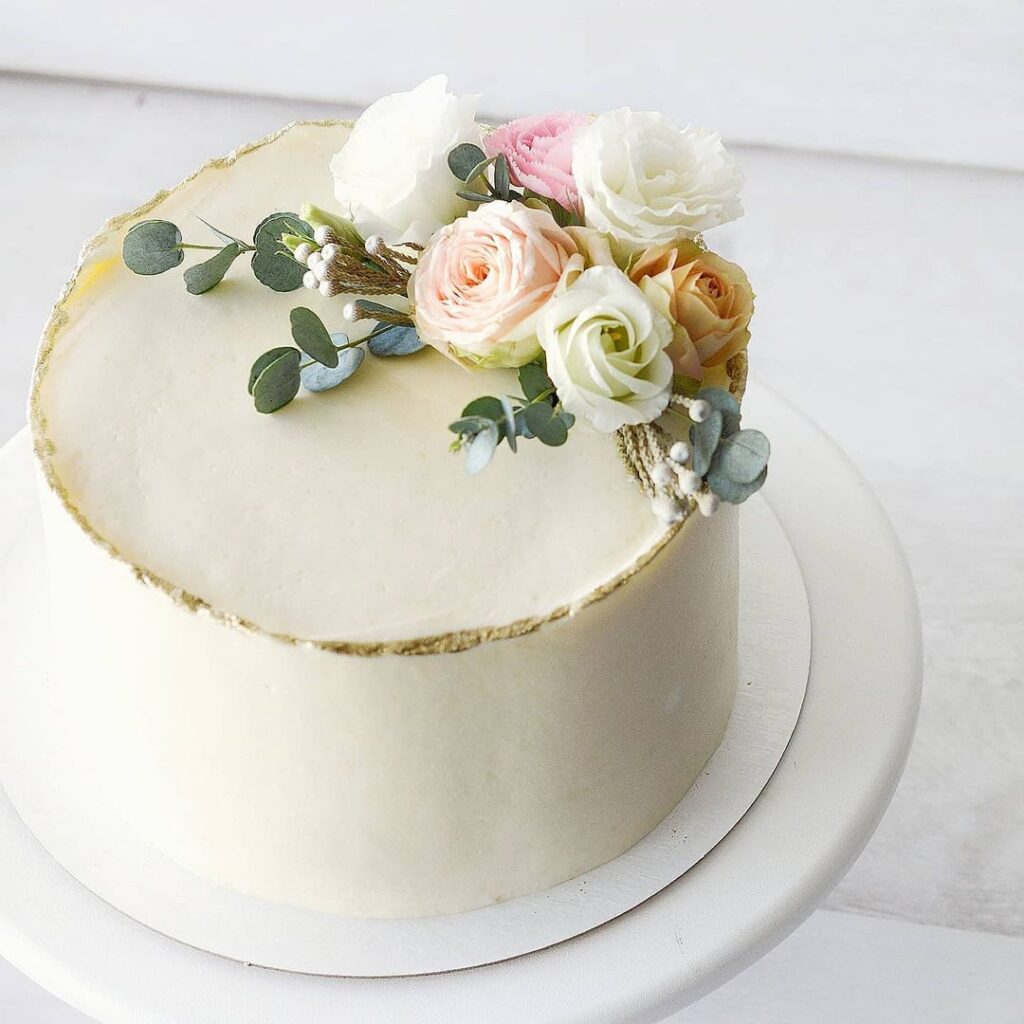 Небольшой свадебный торт украшенный цветами