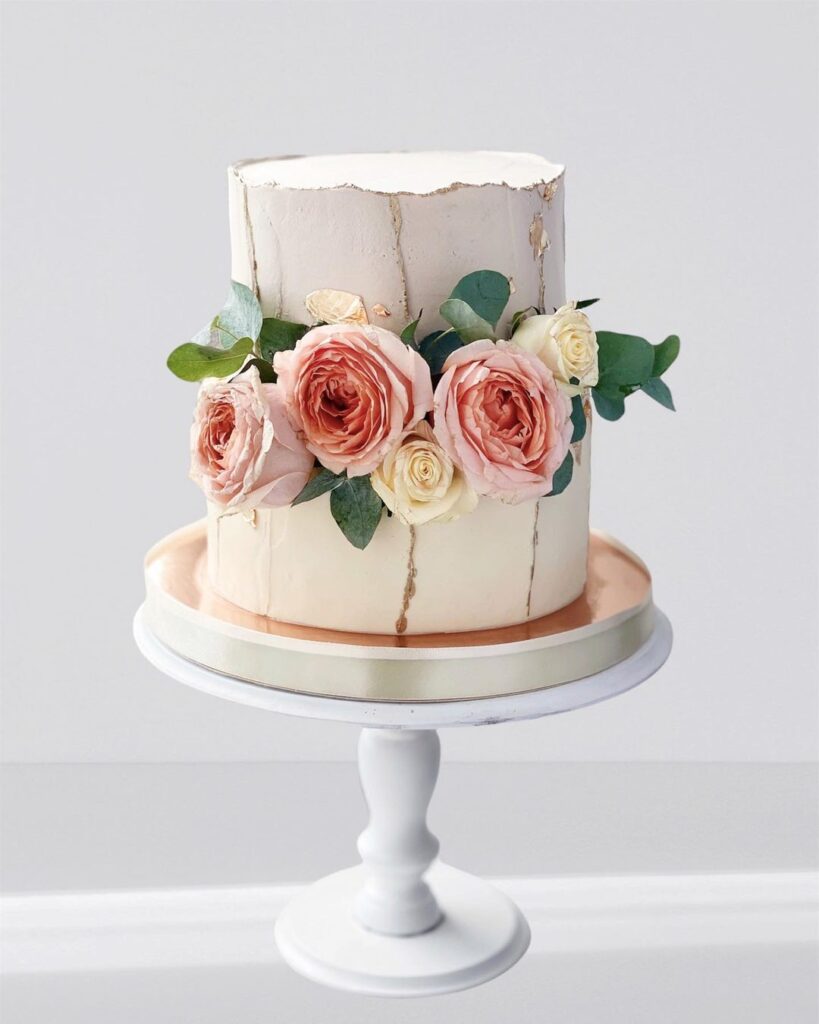 Весільний торт з живими трояндами Свадебный торт с живыми розами