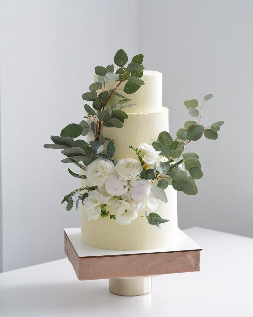 Трехъярусный свадебный торт с цветами