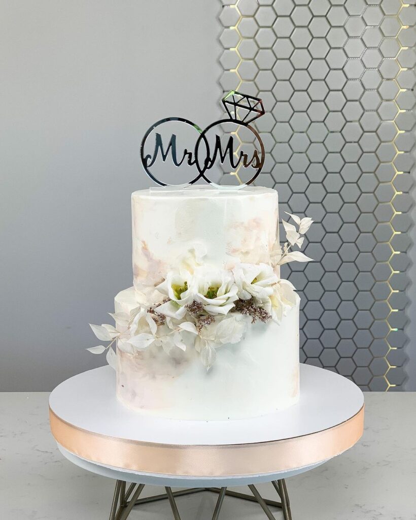 Свадебный торт с топпером и цветами