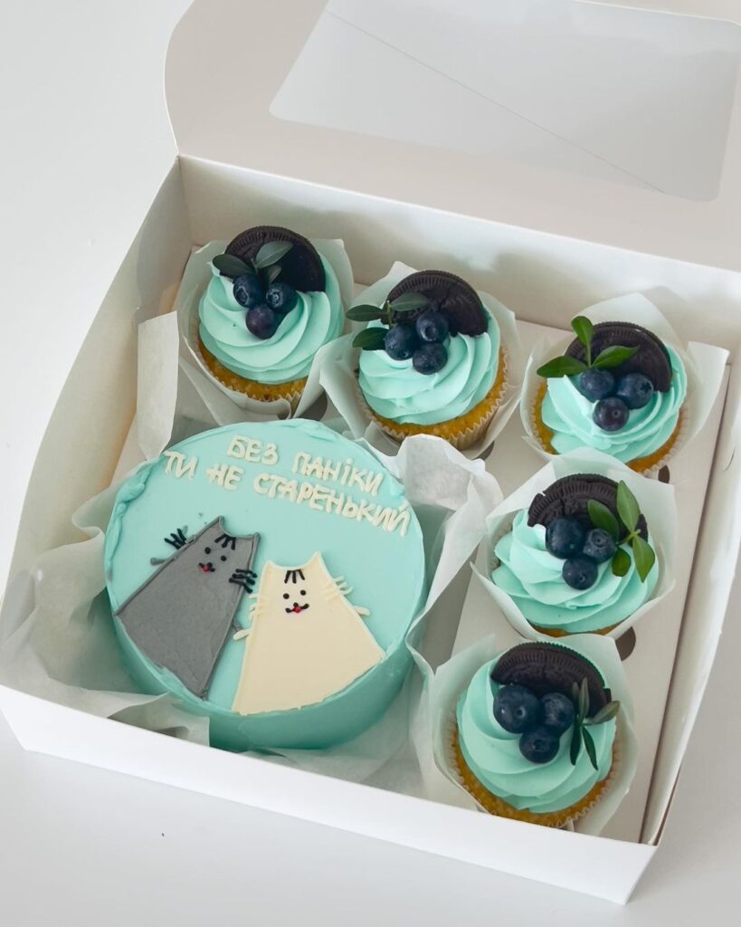 Набор капкейки и бенто торт с голубым кремом