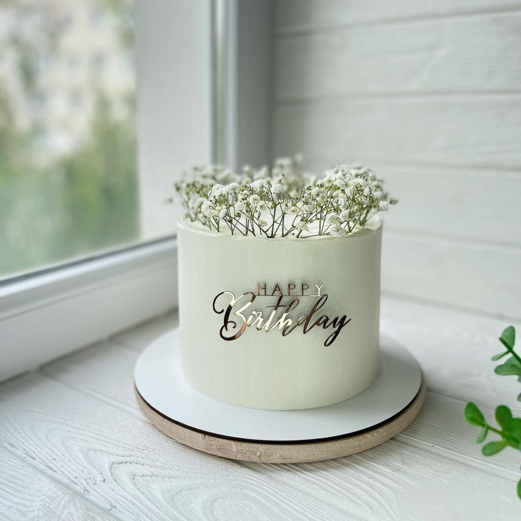 Торт для девушки с надписью Happy Birthday Торт для девушки с надписью Happy Birthday