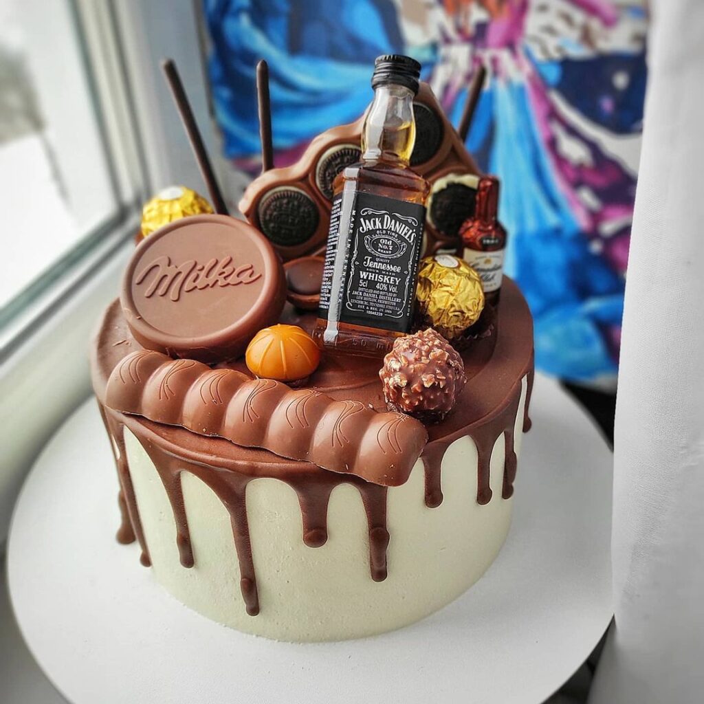 Торт хлопцю з пляшкою віскі Торт с бутылкой виски