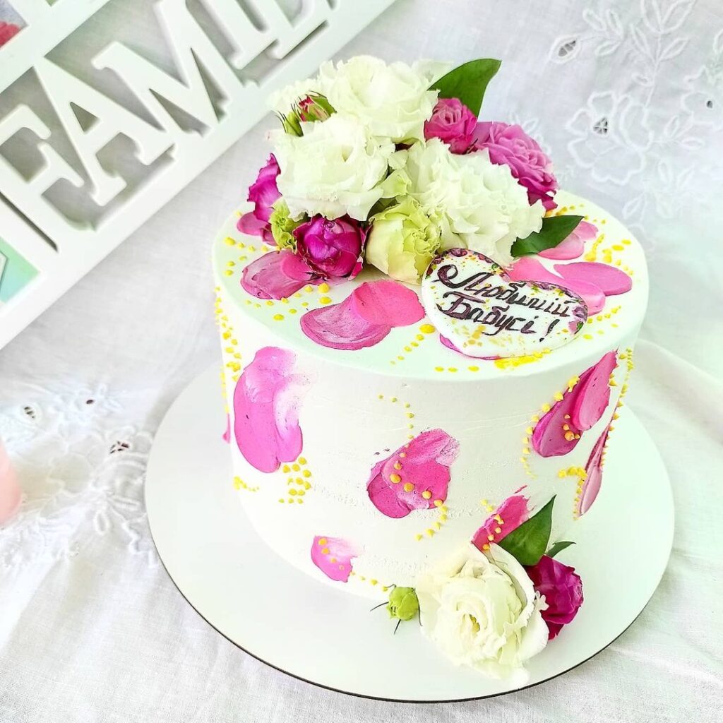 Торт с надписью "Любимой бабушке" Торт с надписью "Любимой бабушке"