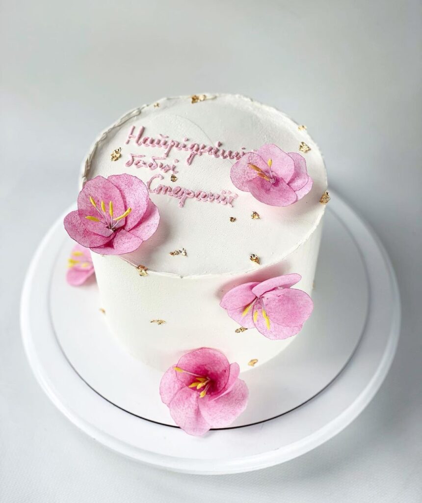 Торт для бабусі прикрашений квітами Торт для бабушки украшенный цветами