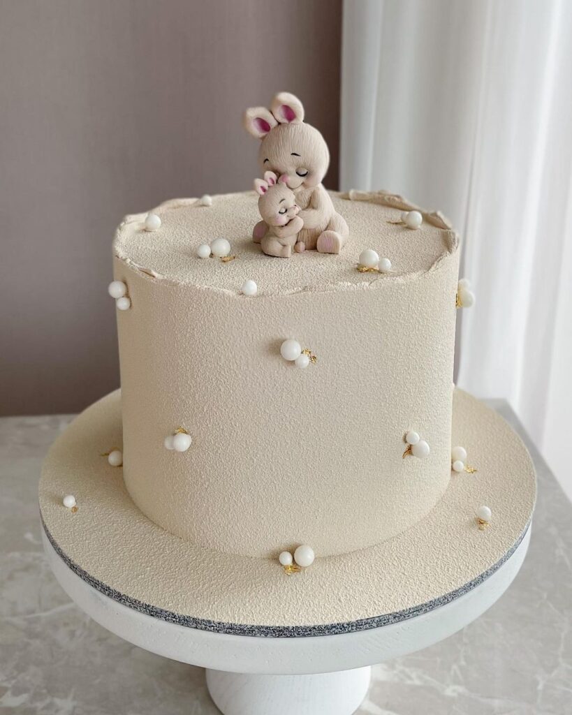 Торт для мами з фігурками зайчиків Торт для мамы с фигурками зайчиков