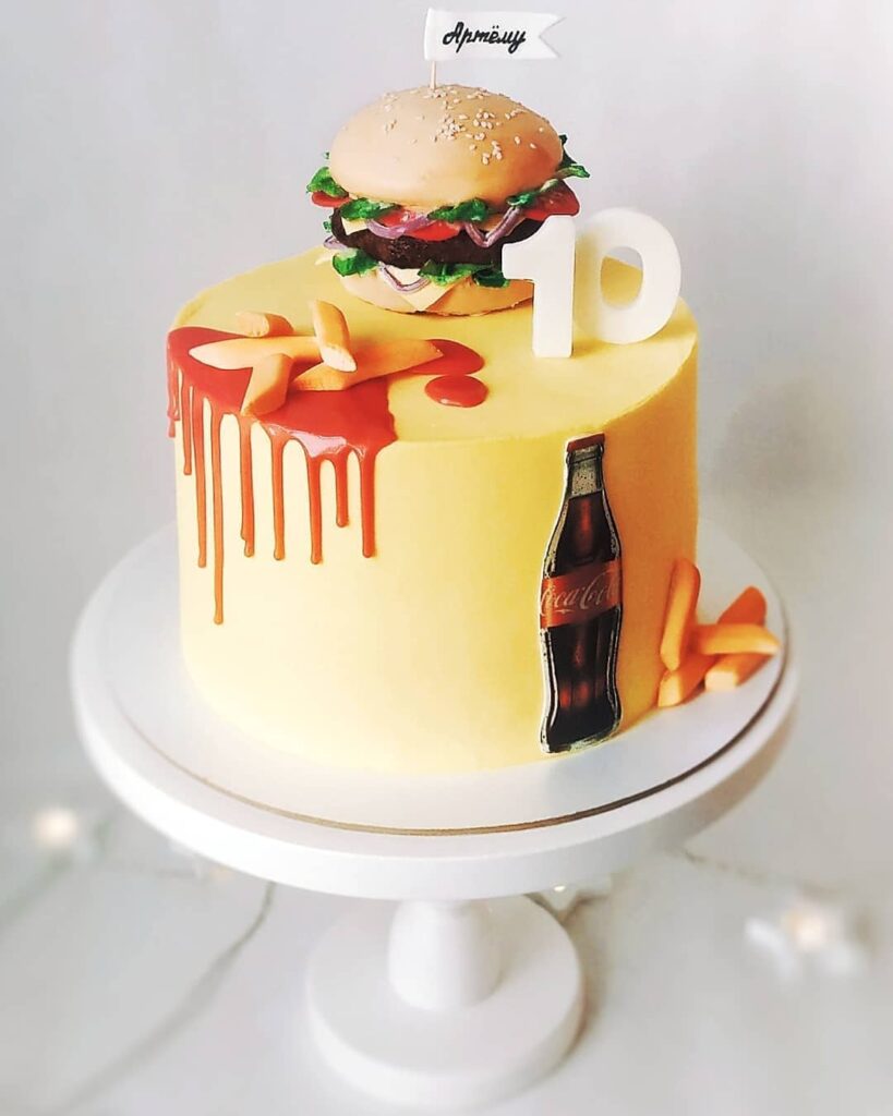 Торт с гамбургером и картошкой фри