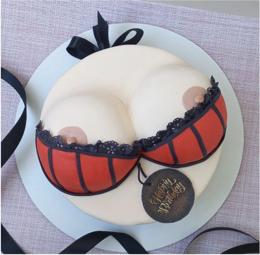 Торт на парубочий вечір у вигляді жіночого бюста Торт на мальчишник в виде женского бюста