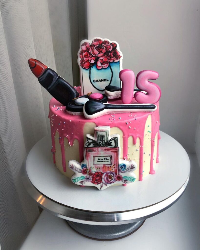 Торт на 15 лет девочке с косметикой Торт на 15 лет девочке с косметикой
