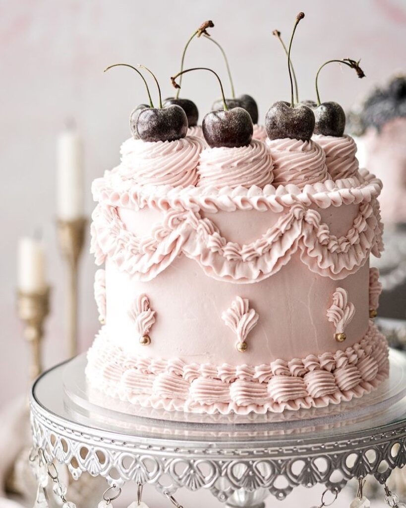 Торт с кремовыми украшениями