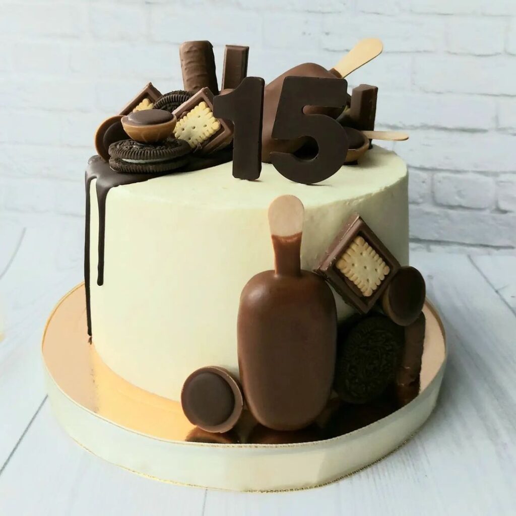 Торт украшенный разными сладостями Торт украшенный разными сладостями