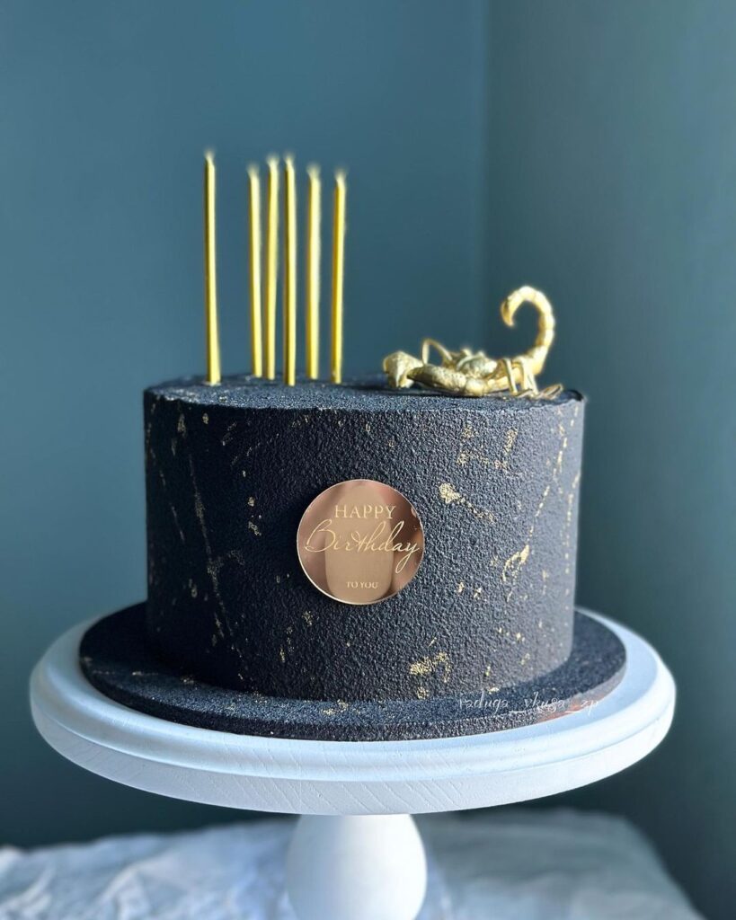 Торт с фигуркой скорпиона