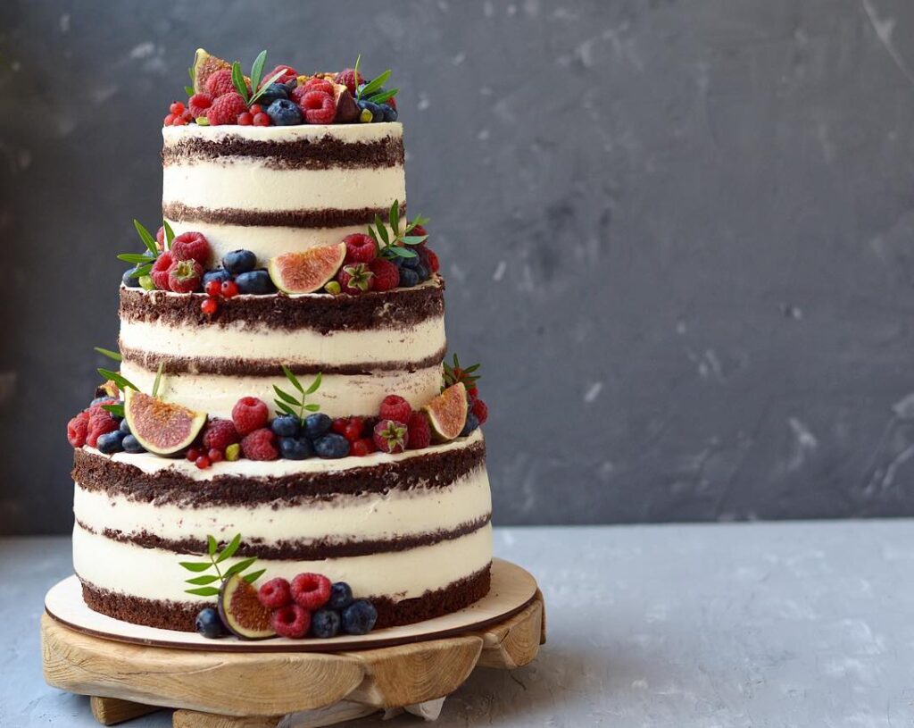 Открытый трехъярусный свадебный торт