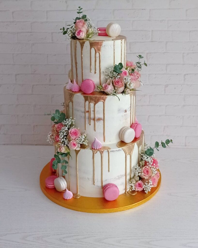 Открытый свадебный торт с макарунами