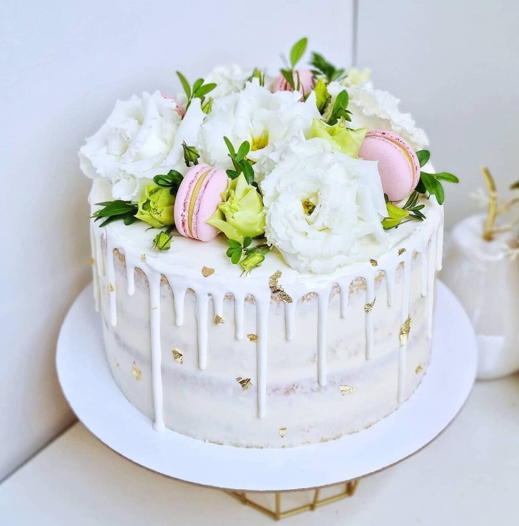 Відкритий торт прикрашений квітами Открытый торт украшенный цветами