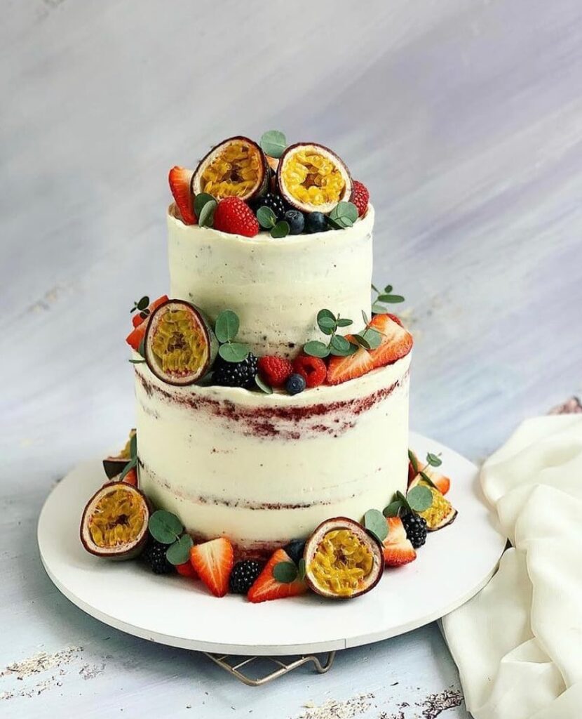 Открытый торт украшенный маракуйей и ягодами