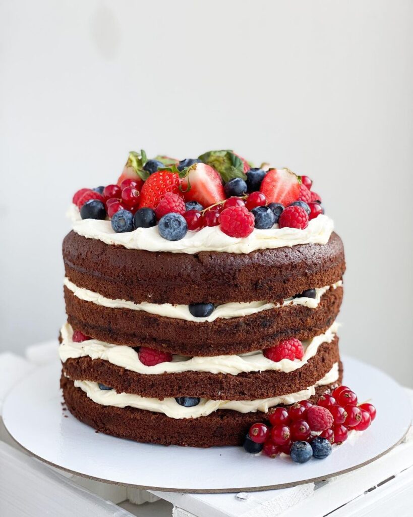 Відкритий торт прикрашений ягодами Открытый торт украшенный ягодами