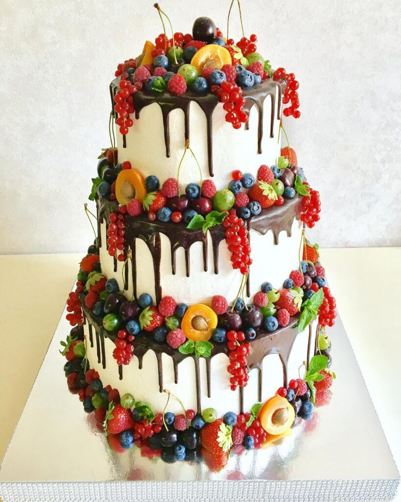 Трехъярусный торт украшенный ягодами