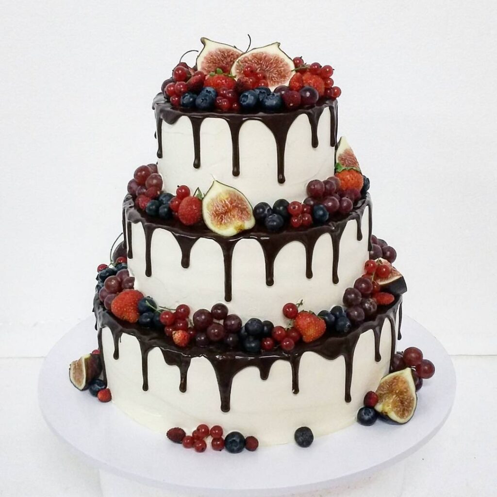 Весільний торт прикрашений інжиром Свадебный торт украшенный инжиром