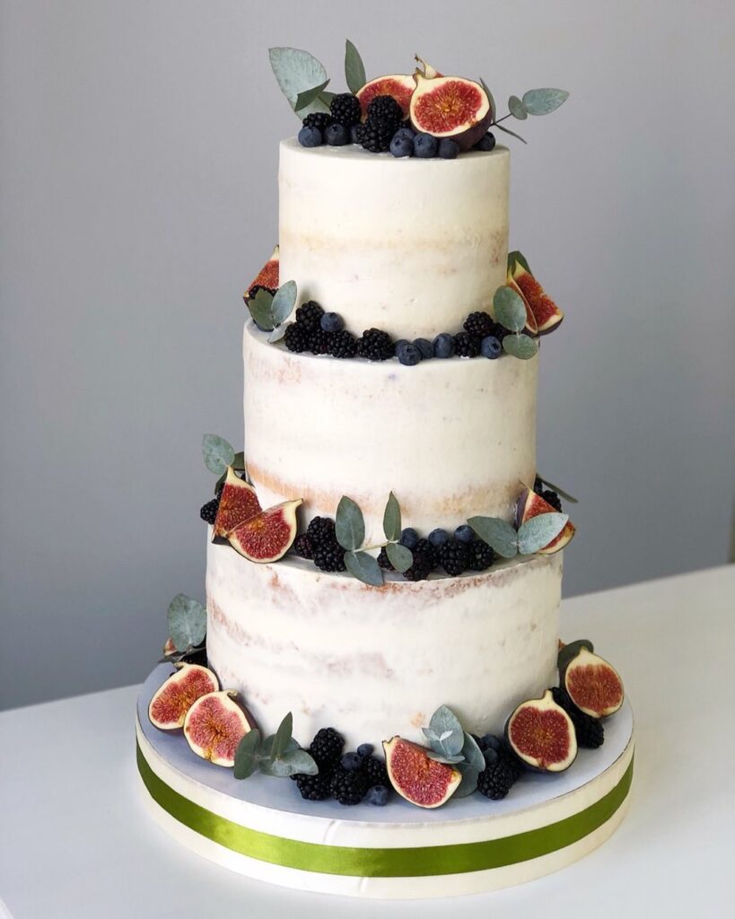 Торт украшенный инжиром и ягодами