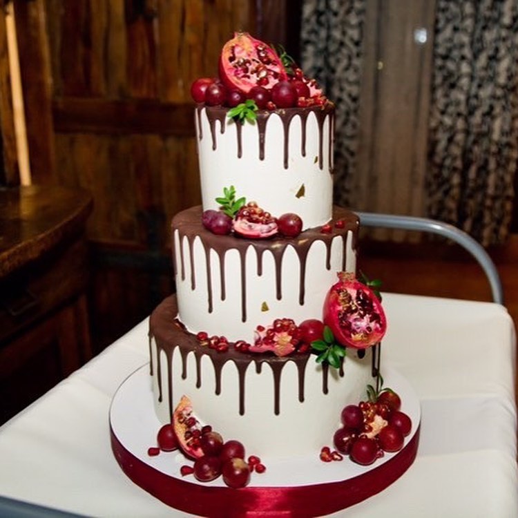 Весільний торт прикрашений гранатом Свадебный торт украшенный гранатом