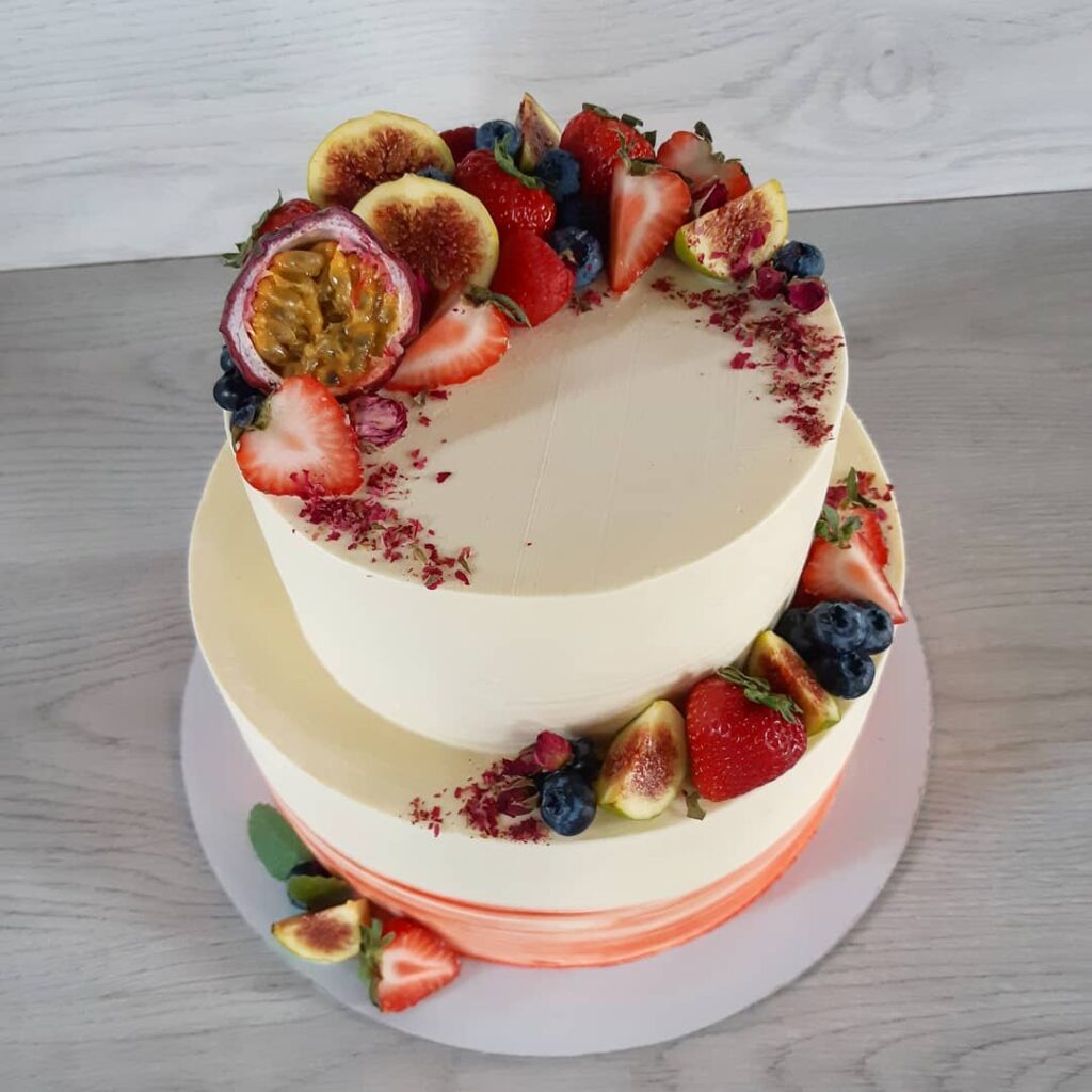 Двухъярусный торт с фруктами и ягодами