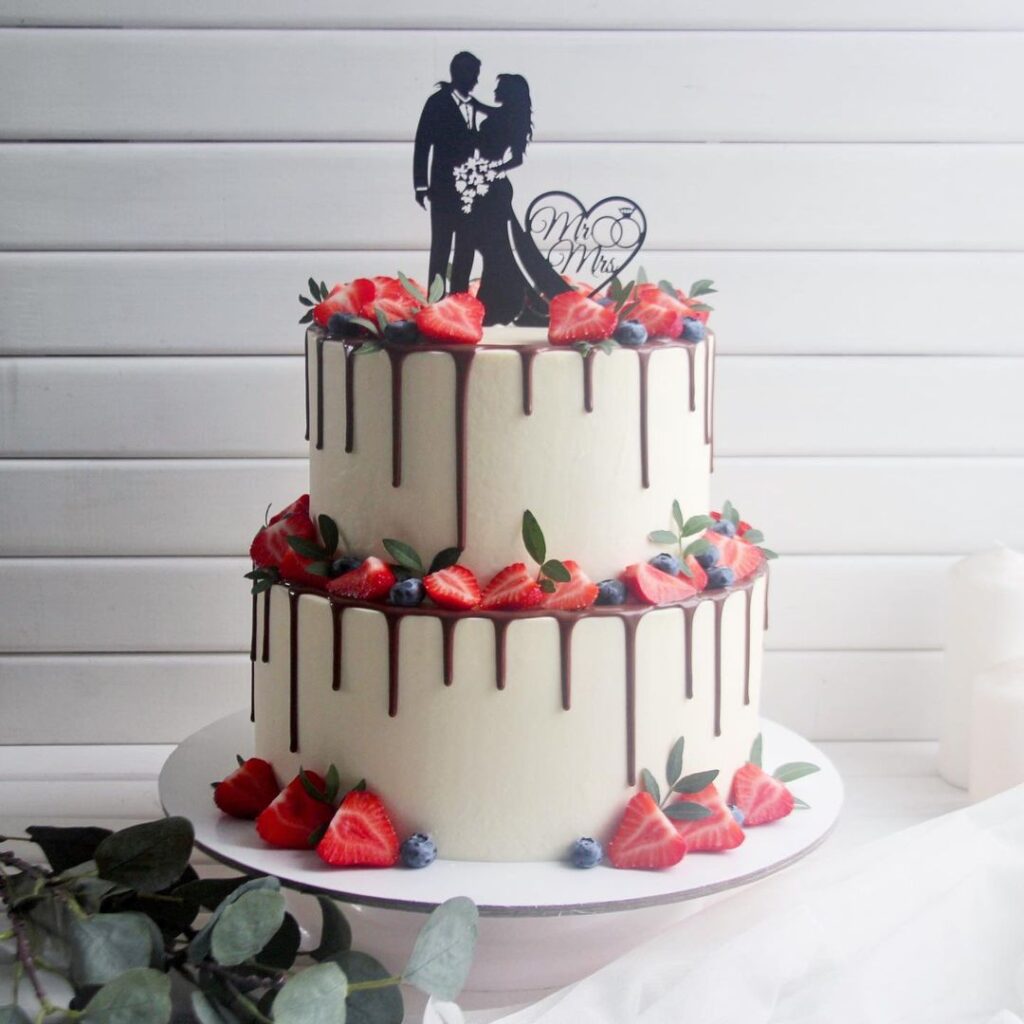 Свадебный торт украшенный клубникой