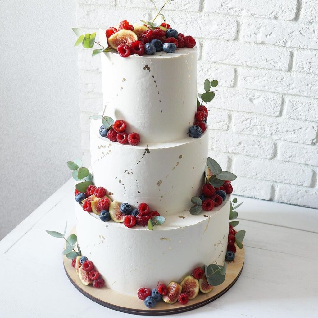 Белый свадебный торт с ягодами Белый свадебный торт с ягодами