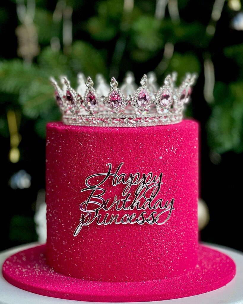 Розовый торт девушке украшенный короной