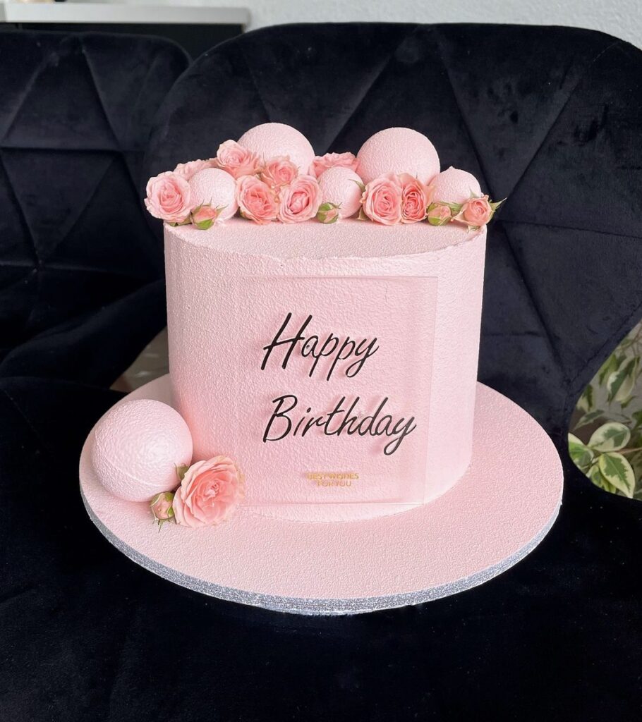 Рожевий торт прикрашений квітами Розовый торт украшенный цветами