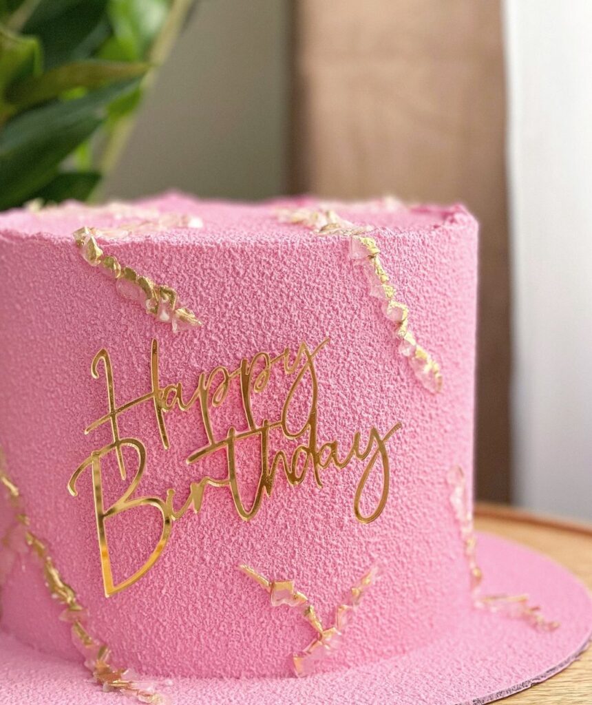 Розовый торт с топпером на день рождения девушке