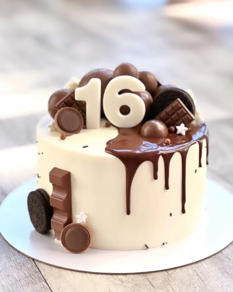Торт на 16 лет украшенный шоколадками