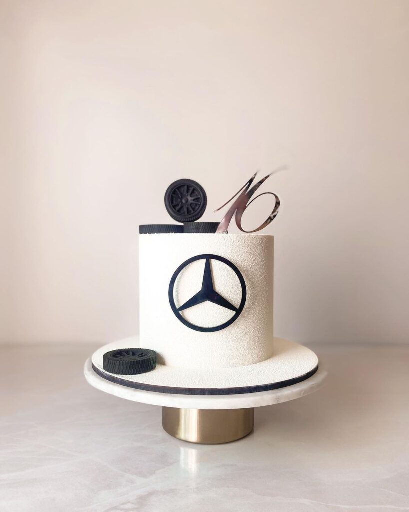 Торт на 16 лет с логотипом автомобиля