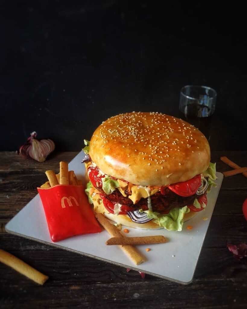 Торт в виде бургера с картошкой фри