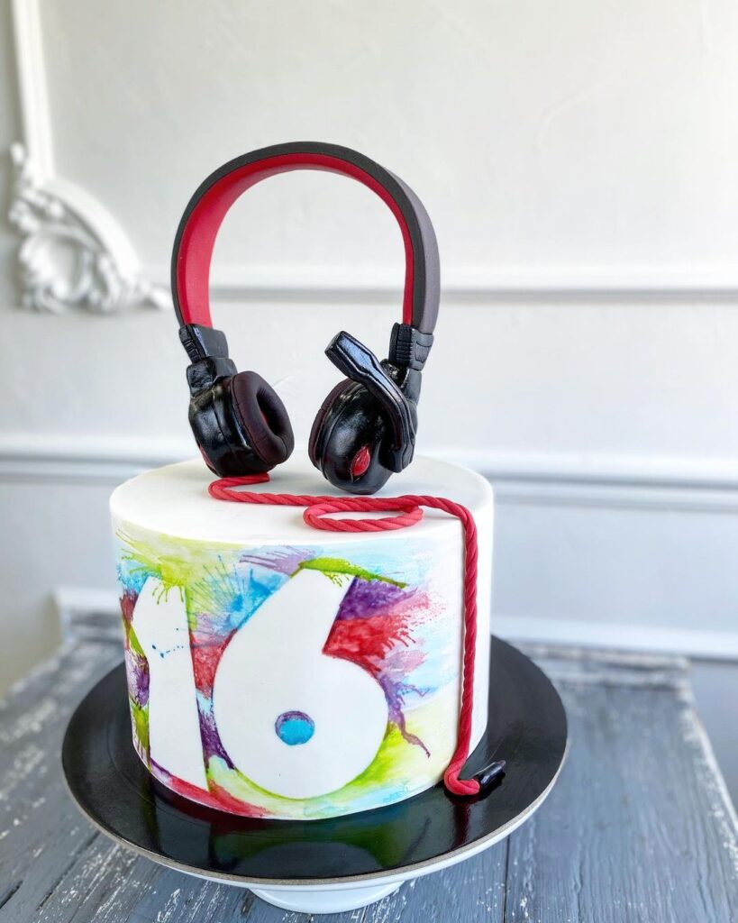 Торт на 16 років із фігуркою навушників Торт на 16 лет с фигуркой наушников