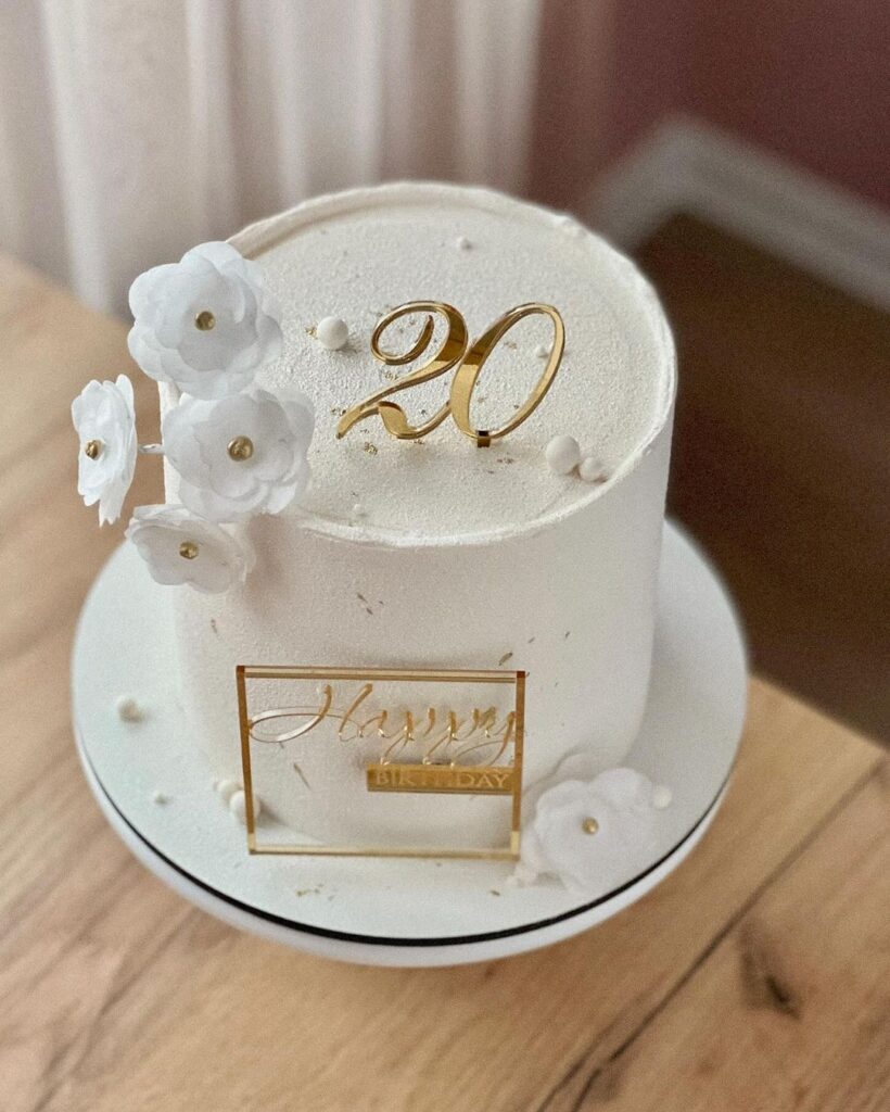 Белый торт на 20 лет для девушки