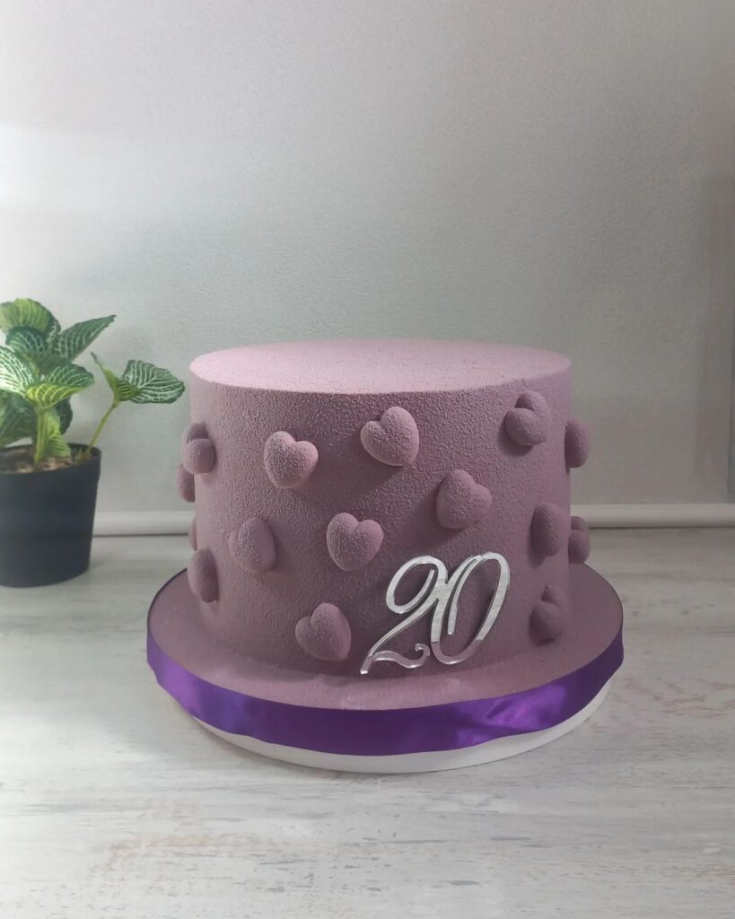 Торт на 20 лет девушке украшенный сердечками
