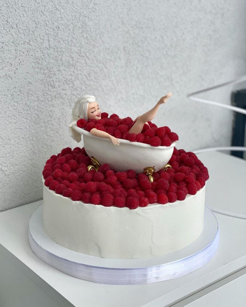 Торт для девушки украшенный малиной Торт для девушки украшенный малиной