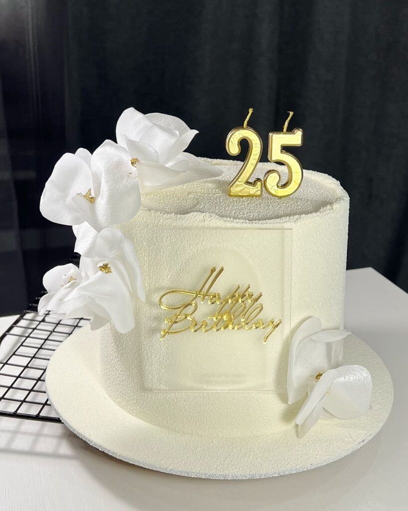 Торт зі свічками на 25 років Торт со свечками на 25 лет девушке