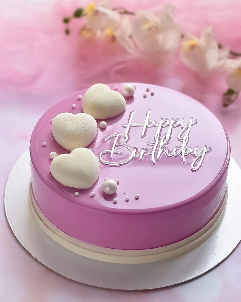 Торт украшенный сердечками