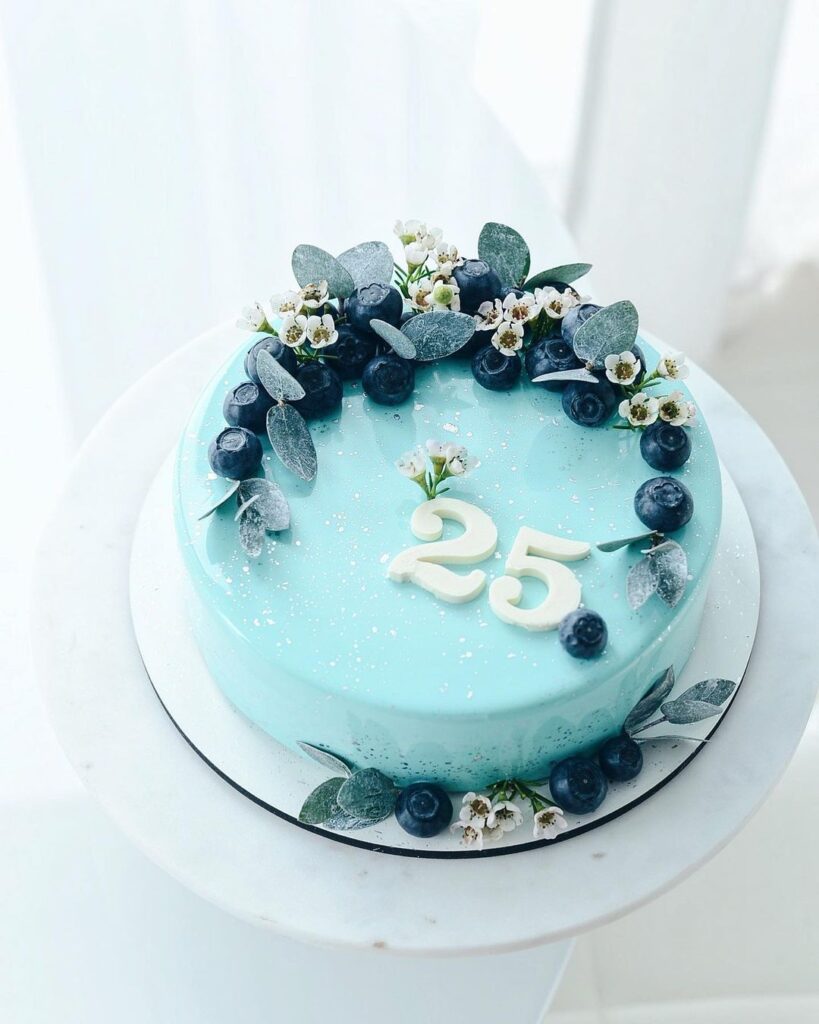 Голубой торт украшенный ягодами