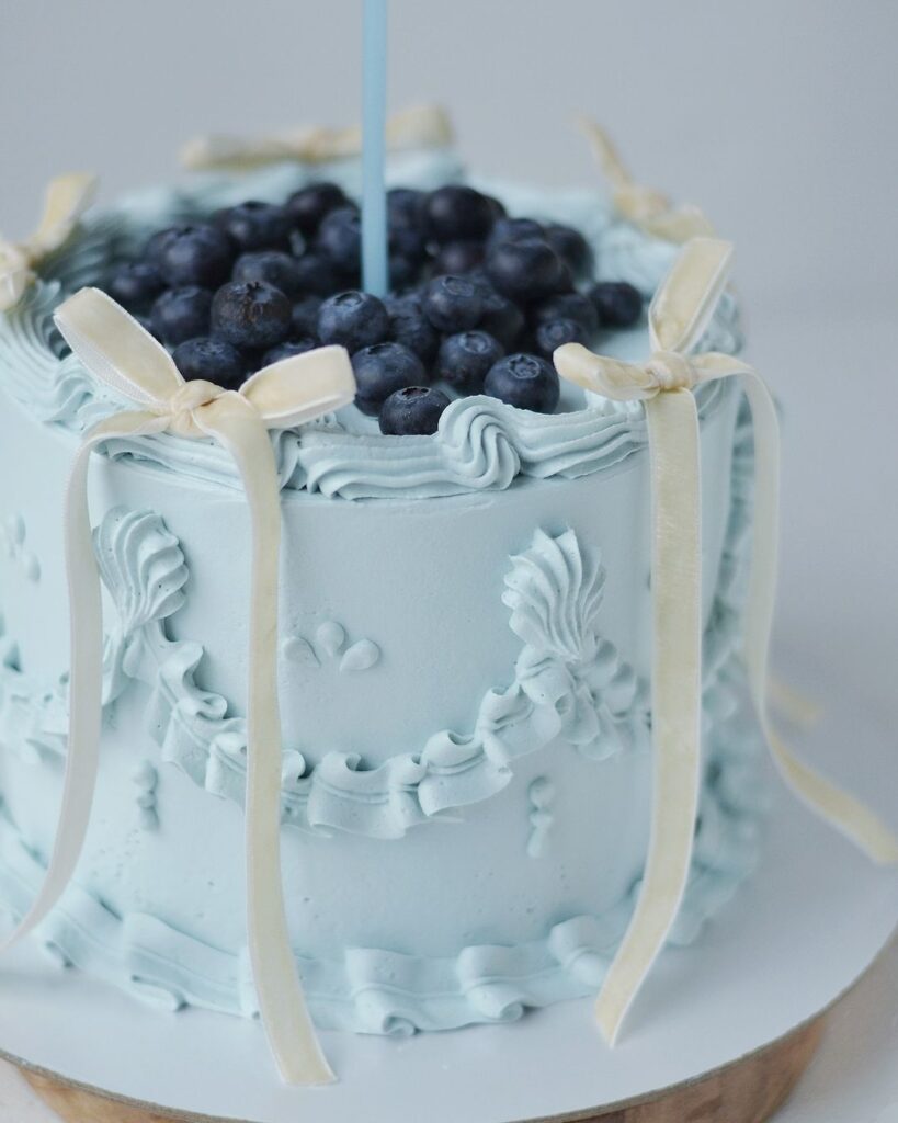 Торт украшенный голубикой