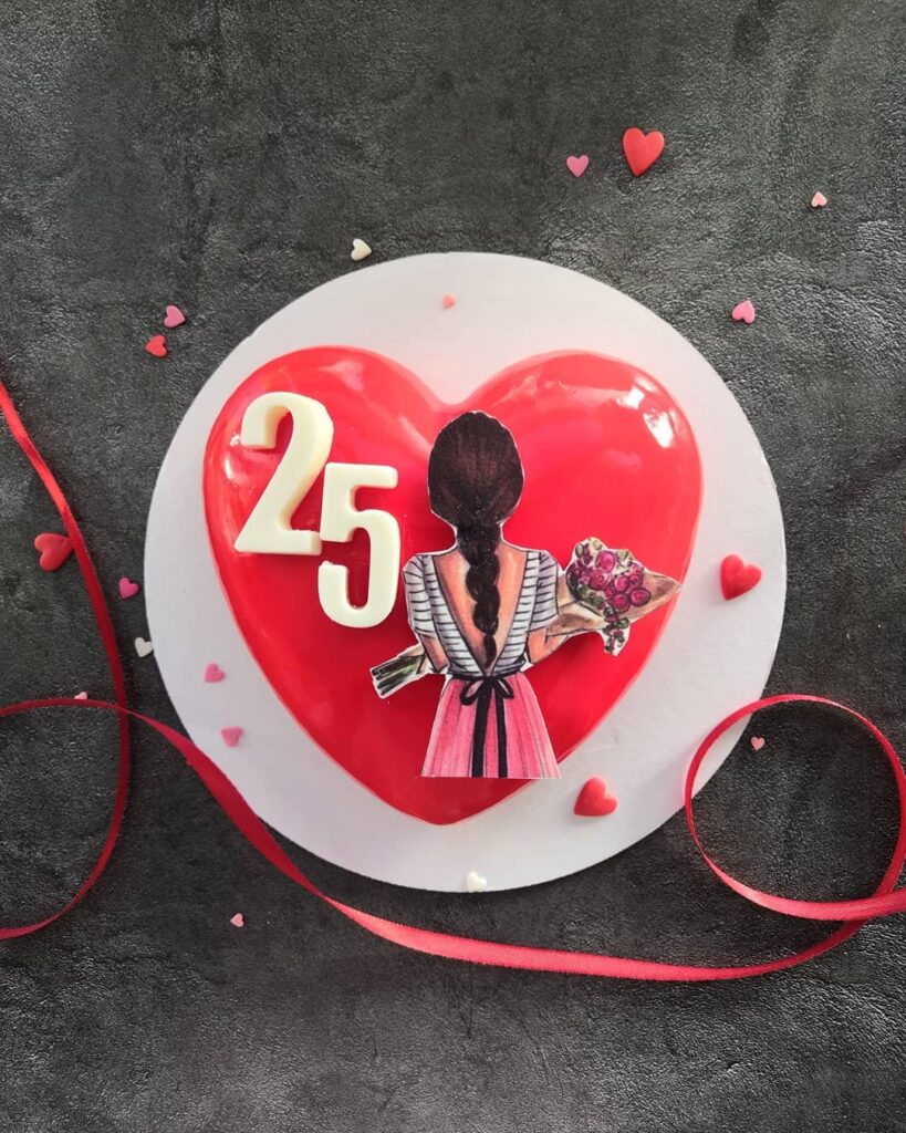 Торт прикрашений серцем на 25 років дівчині Торт украшенный сердцем на 25 лет девушке