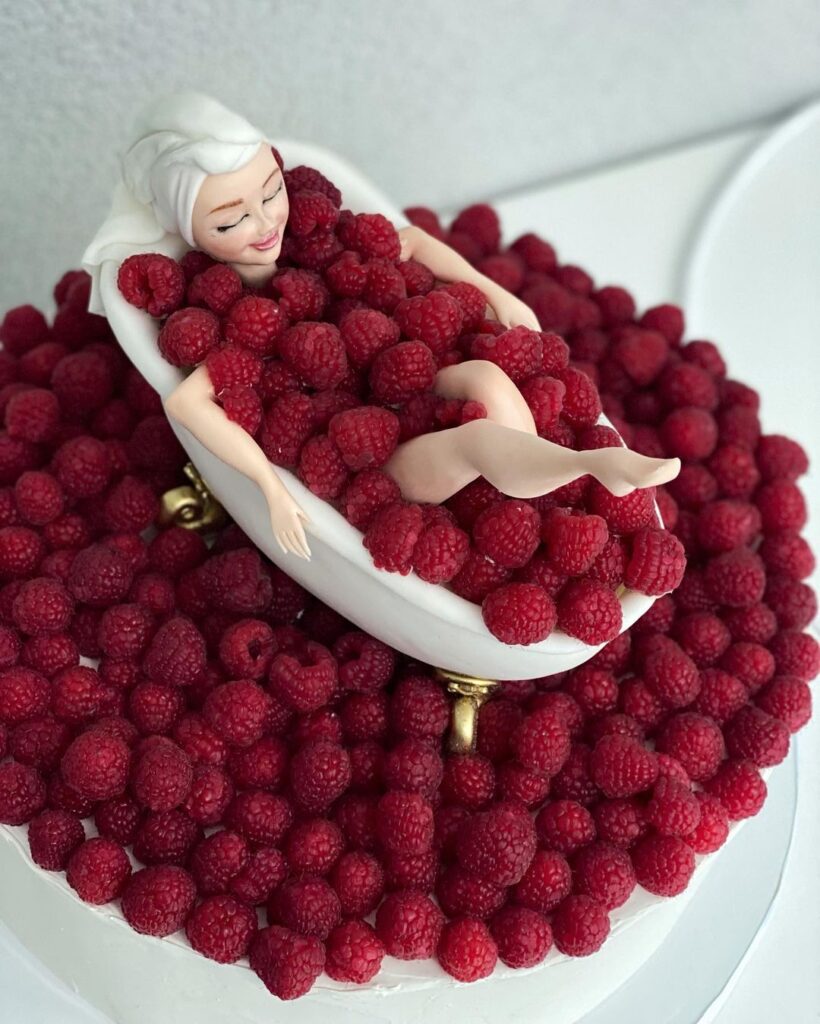 Торт дівчині прикрашений малиною Торт девушке украшенный малиной