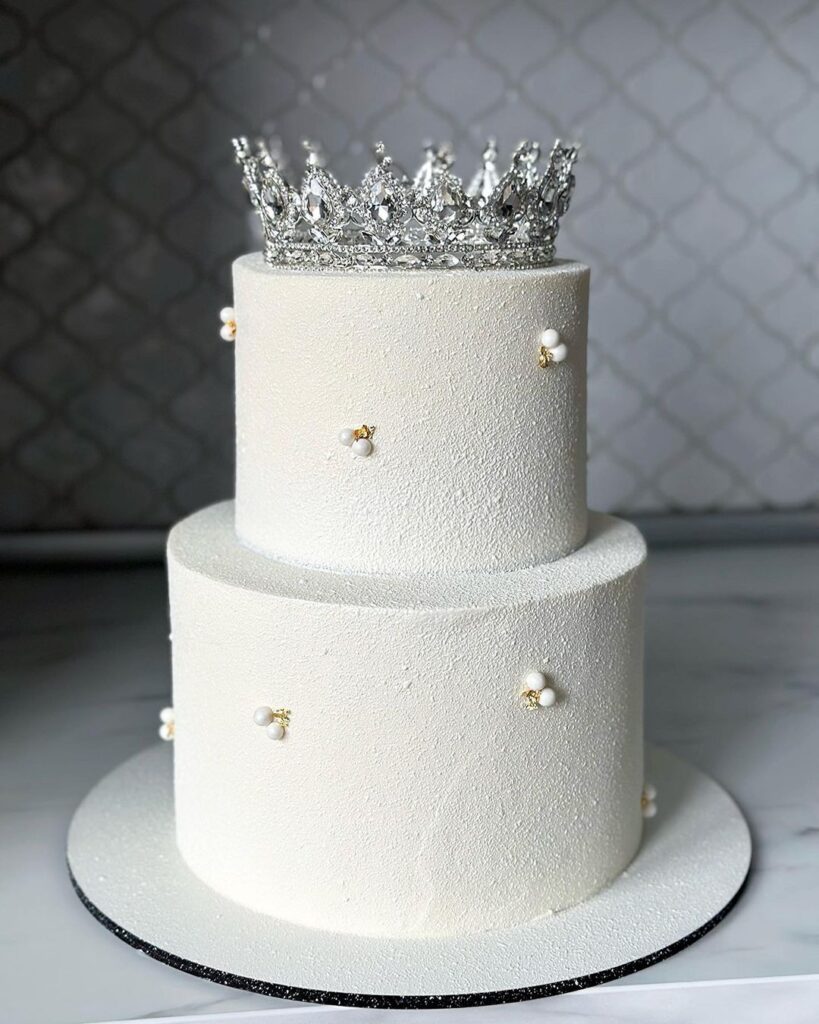 Двухъярусный торт украшенный короной