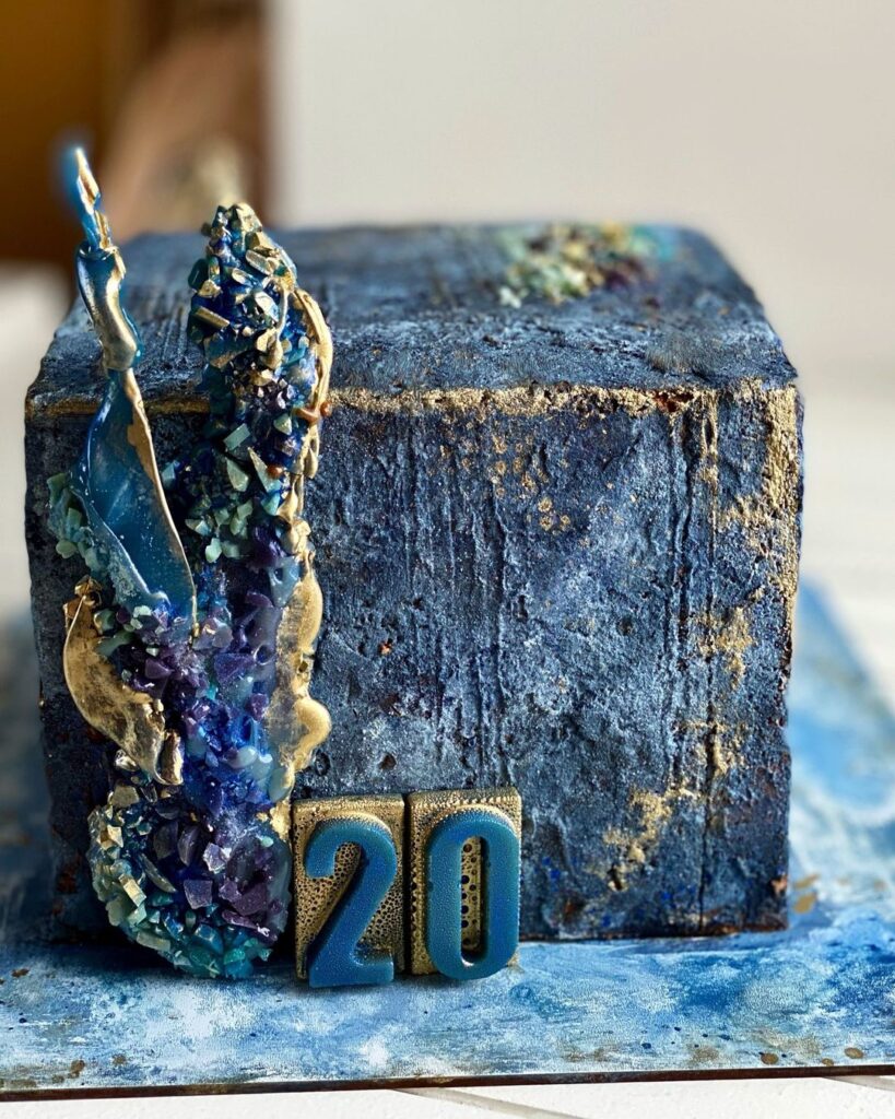 Торт в форме куба на 20 лет