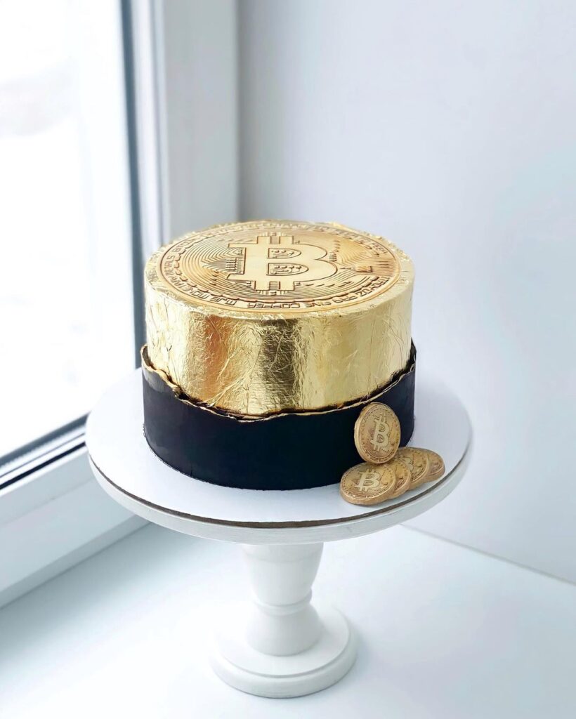 Торт с логотипом Биткоин